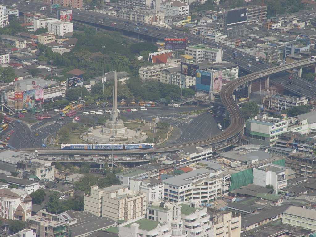 Am 14.01.2011 Blick vom Baiyoke Tower 2 auf das Victory Monument und die um den Platz herumfhrende Hochbahnstrecke des Skytrain