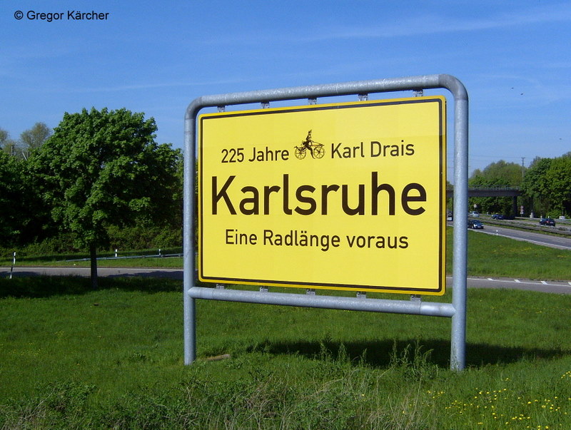 Am 29.04.2010 jhrt sich der Geburtstag von Karl Drais zum 225. Mal. Aus diesem Anlass wurde dafr dieses groe Schild an der Sdtangente umgestaltet.