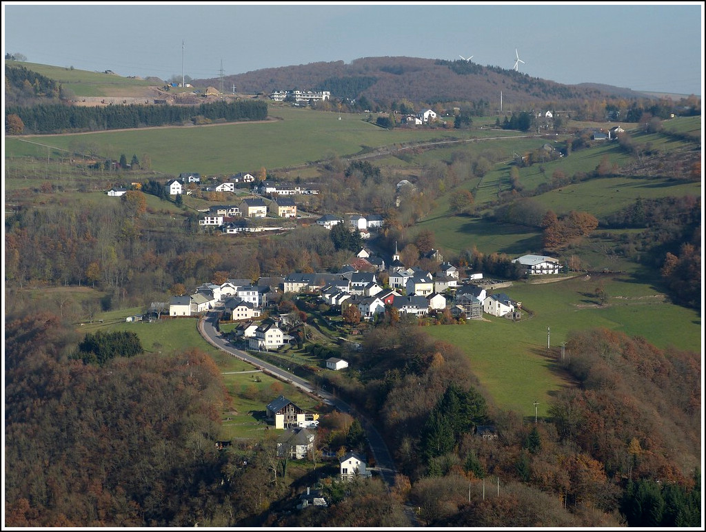 Am Aussichtspunkt  Schlaedboesch  in Bourscheid hat man eine herrliche Aussicht auf das Dorf Lipperscheid. 06.11.2011 (Jeanny)