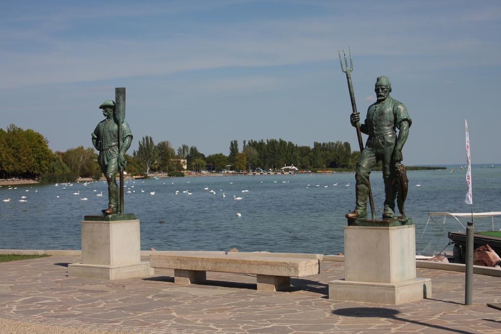 Am Hafen in Balatonfred in Ungarn am Balaton hat man sehr schne
Bronze Skulpturen aufgestellt.
Aufnahme 29.8.2012