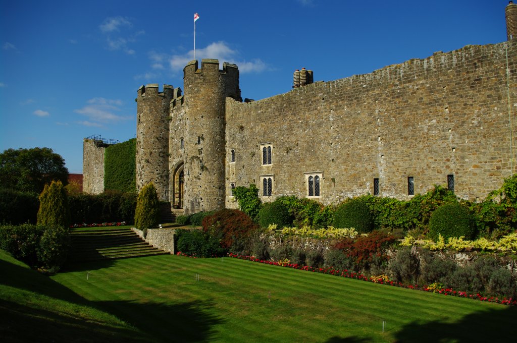 Amberley Castle, Schloss der Bischfe von Chichester, erbaut im 
17. Jahrhundert, West Sussex  (02.10.2009)