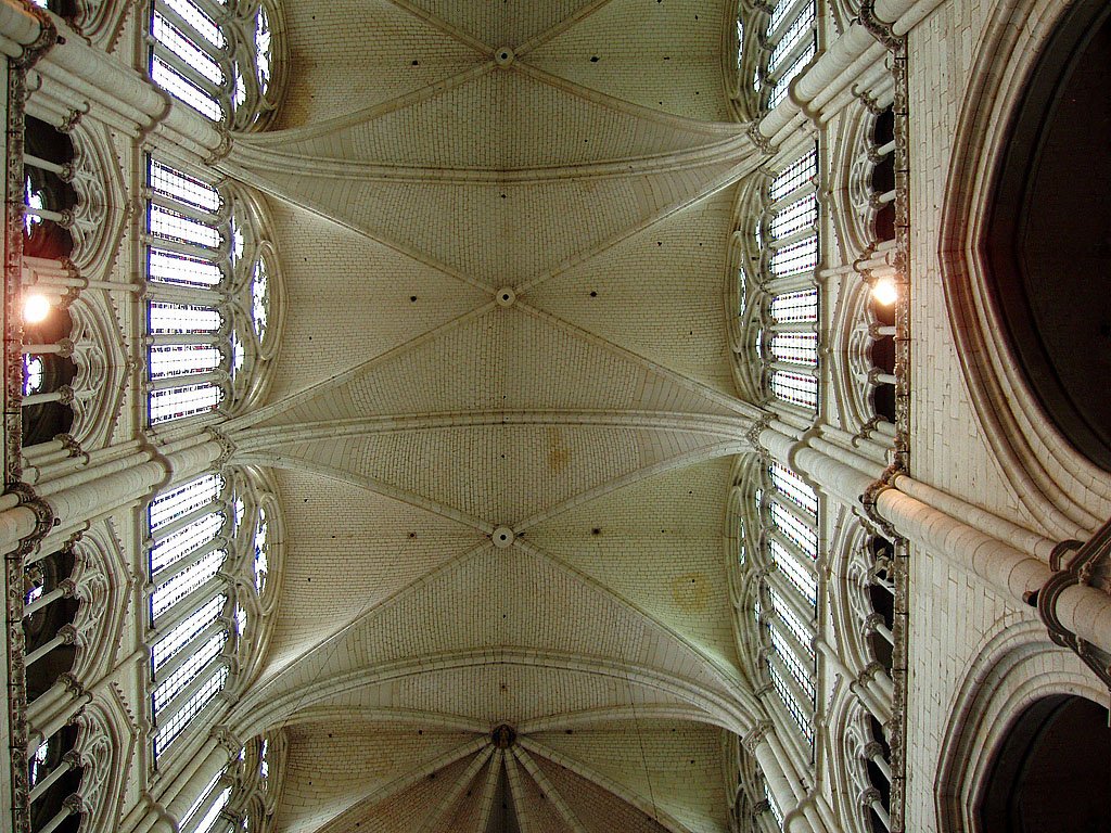 Amiens, Kathedrale Notre Dame. Ausschnitt mit gut zwei nach dem Polygon anschliessenden Gewlbejoche im Hochchor. 4-teiliges Gewlbe, hochgotisch. Die Bosse (Schluss-Steine) werden auf 42.3 m Hhe von Kreuzrippen und weiter unten von den Diensten (Halb- und Dreiviertelsulen) getragen. Aufnahme vom 21. Aug. 2007, 16:27

