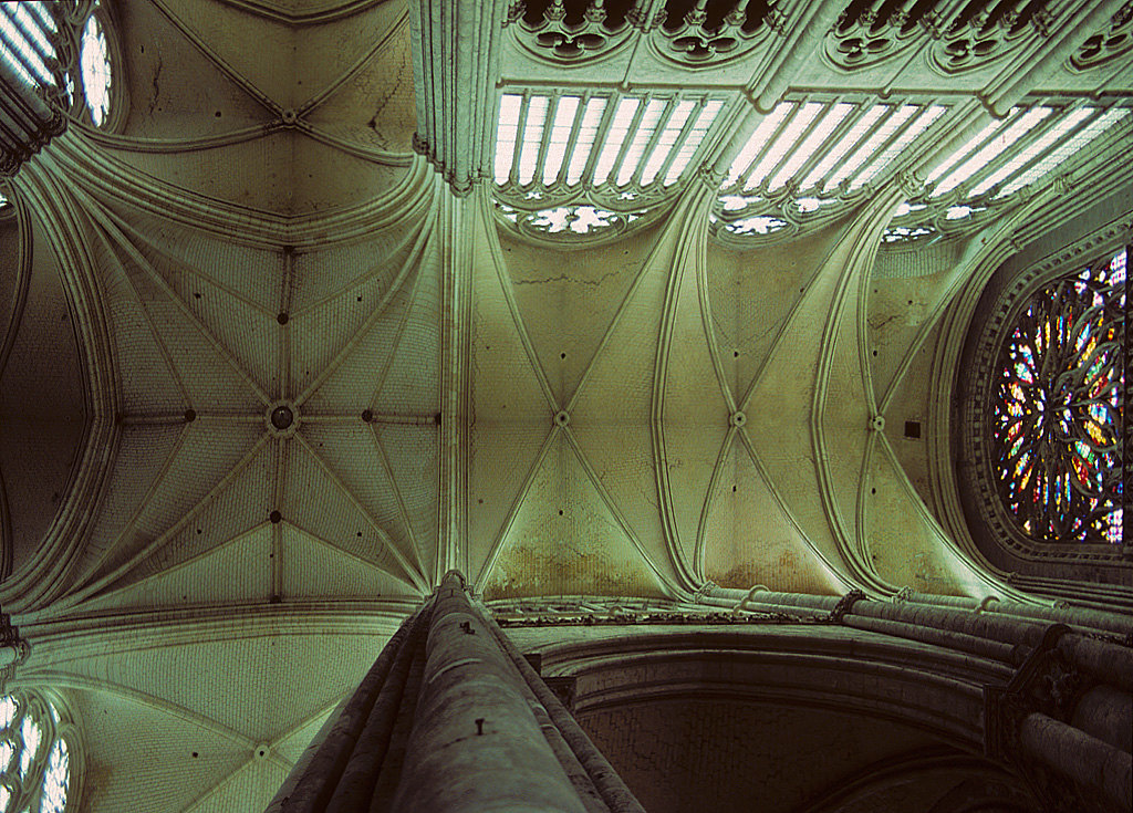 Amiens, Kathedrale Notre Dame. Blick in die Vierung und ins Sdquerhaus mit Obergaden und Rosenfenster. Die hochgotischen Kreuzrippengewlbe erreichen 42.30 m Hhe. Wasserschden in den Gewlbekappen deutlich sichtbar. Aufnahme von April 1994, HQ-Scan ab Dia.