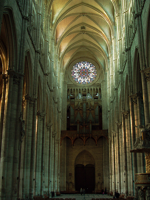 Amiens, Kathedrale Notre Dame. Langhaus nach Westen mit Rosenfenster und grosser Orgel. Beim Langhaus handelt es sich (unblicherweise) um den ltesten Teil dieses hochgotischen Meisterwerks. Aufnahme vom 14. Jan. 2006, 16:18