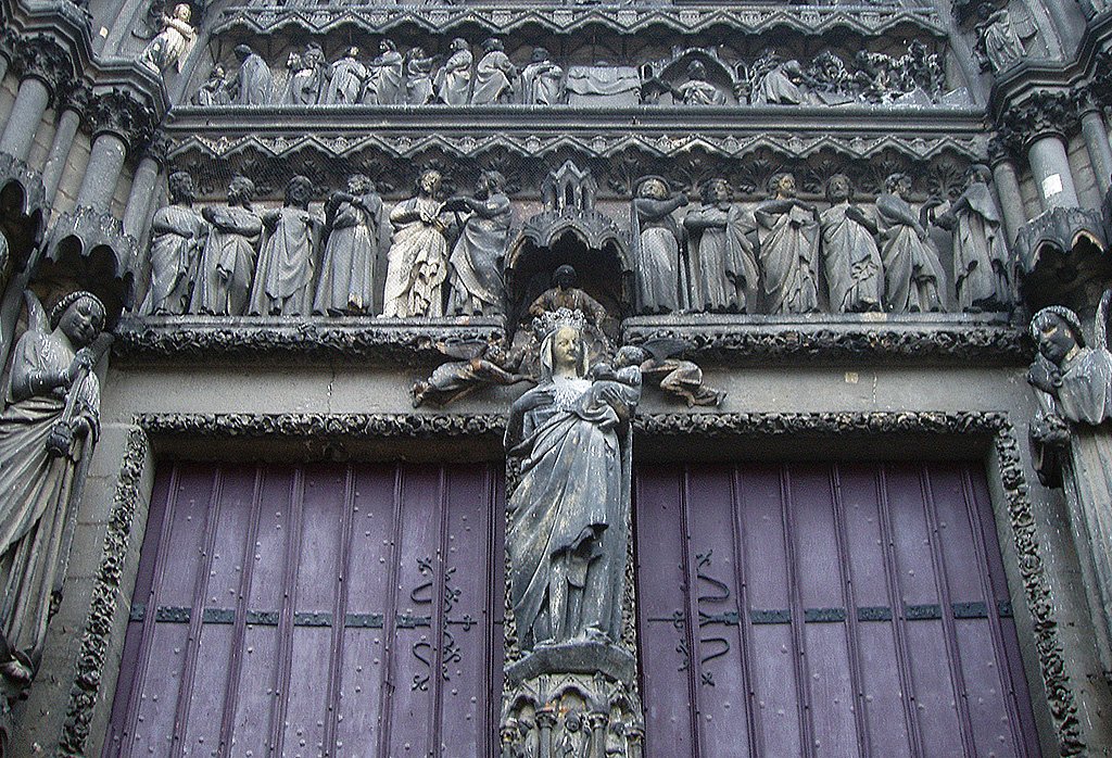 Amiens, Kathedrale Notre Dame. Marienportal mit Vierge Dore (goldene Jungfrau) vor der Renovation der Sdquerhausfassade, 24. Dez. 2003, 10:19