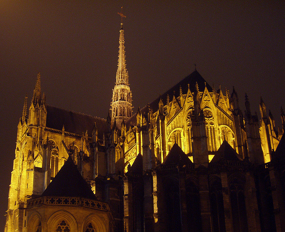 Amiens, Kathedrale Notre Dame, Nachtbeleuchtung. Sdquerhaus und Chor mit Strebewerk, Fialen sowie Dachreiter. Dieser aus Blei gefertigte Bau (1529-1533) ist - nach der vormaligen, aus Holz gearbeiteten, aber abgebrannten Ausfhrung - mit 112.7 m der hchste Turm der Kathedrale. Aufnahme von Sdosten, 24. Dez. 2003, 18:41