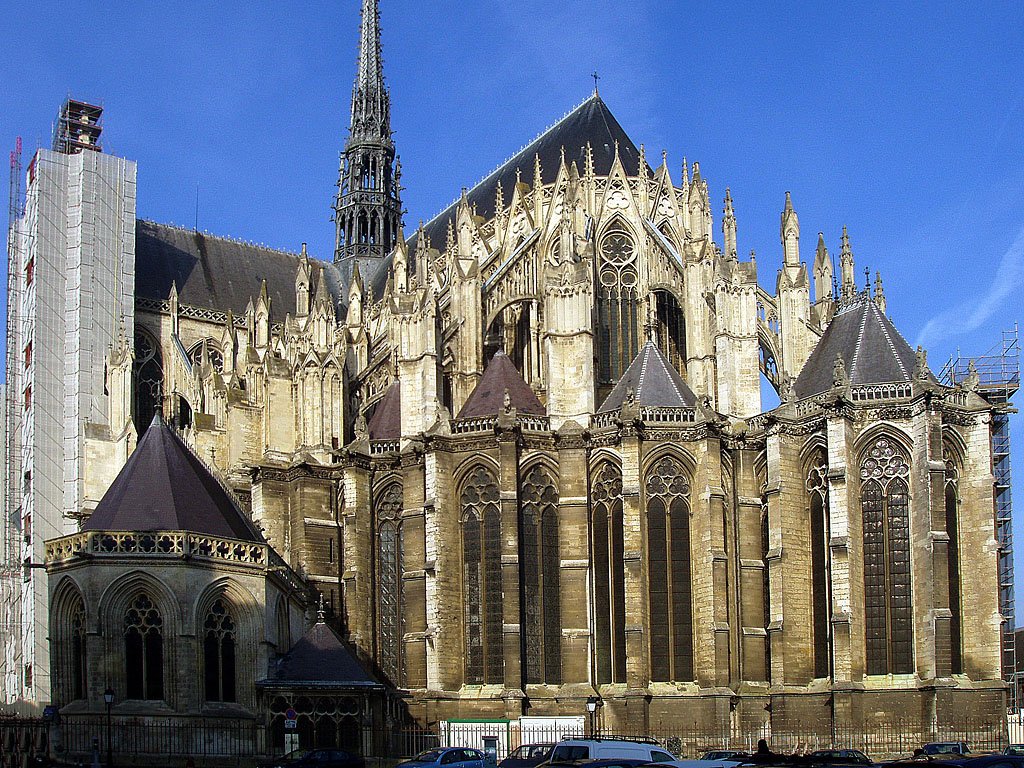 Amiens, Kathedrale Notre Dame. Sdquerhaus und Chor mit Strebewerk, Fialen sowie Kapellenkranz. Aufnahme von Sdosten, 15. Jan. 2006, 11:26