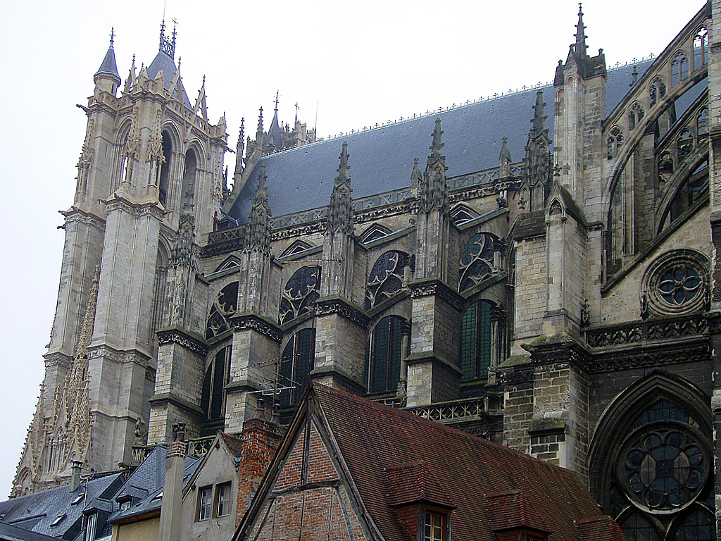 Amiens, Kathedrale Notre Dame, sdwestlicher Teil des Langhauses und Sdturm (links). Strebewerk mit Fialen. Im Vergleich zu Chartres konnte mit der Hlfte der Baumasse ein noch grsserer und hherer, gleichzeitig aber statisch stabilerer Bau realisiert werden. Aufnahme vom 24.12.2003, 13:47