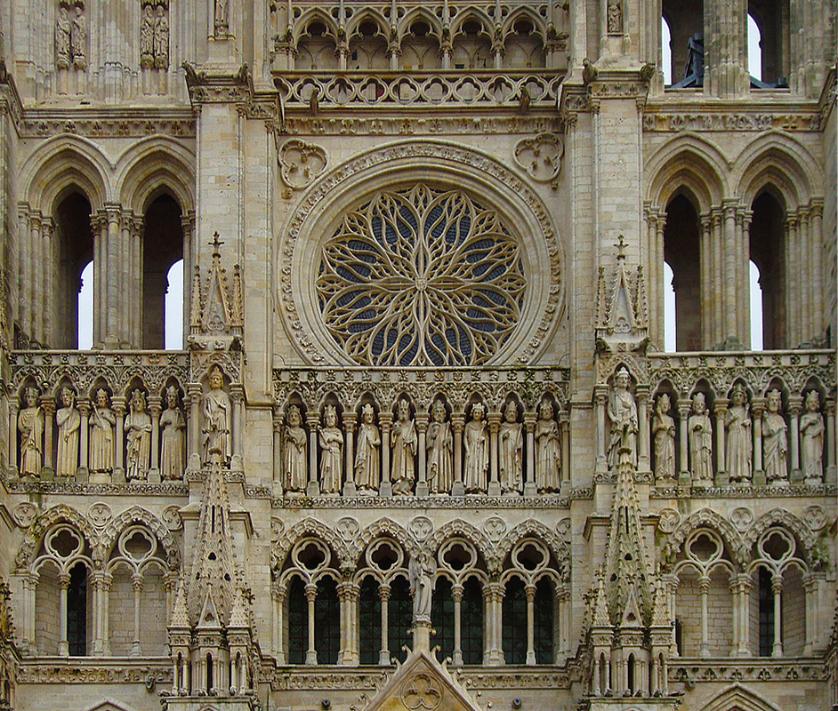 Amiens, Kathedrale Notre Dame, Teil der Westfassade mit Rose und Knigsgalerie, flankiert von Nord- und Sdturm. Kaum zu glauben, dass jede dieser Knigsfiguren 4.50 m hoch ist. Aufnahme vom 20. Aug. 2007, 17:12