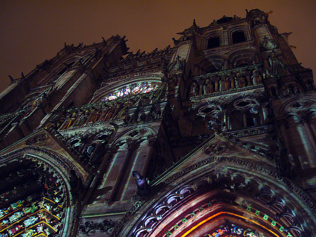 Amiens, Kathedrale Notre Dame. Teil der Westfassade, die mit Farblaser beleuchtet wird: cathdrale en couleur am 23. Dez. 2003, 20:15