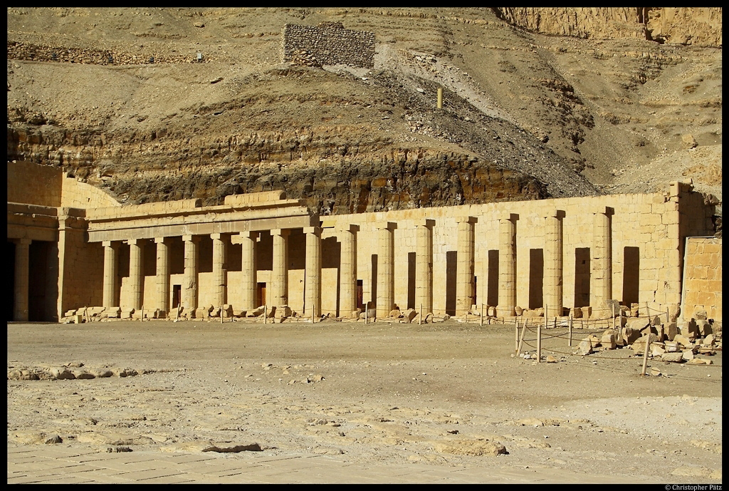Arkaden am Rand des Hatschepsut-Tempels. (bei Luxor, 23.11.2012)