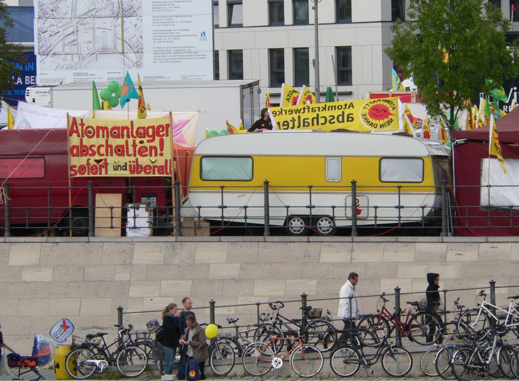  Atomanlagen abschalten - sofort und berall , heisst es auf diesem Transparent. 18.9.2010, Berlin