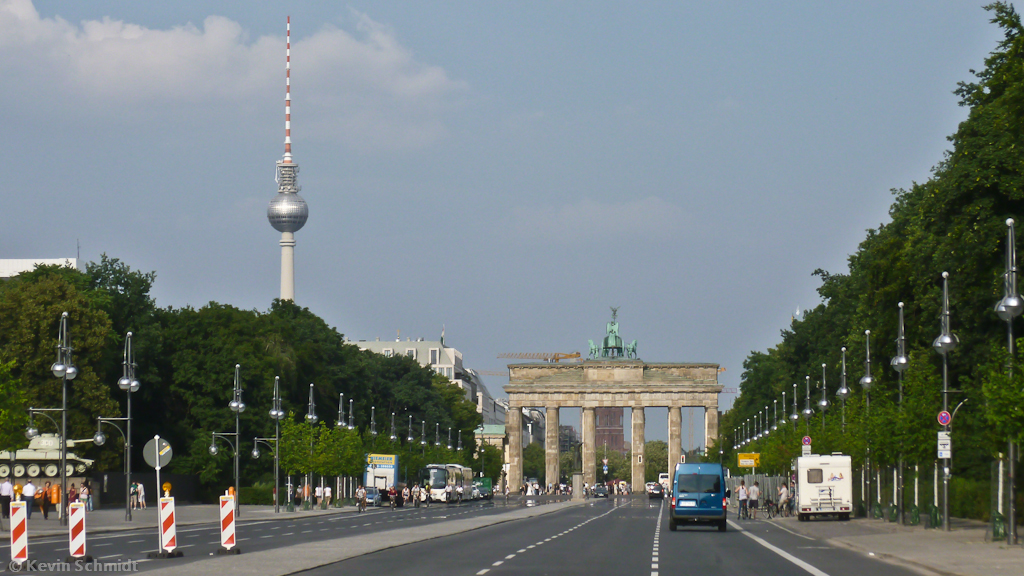 Auf der Strae des 17. Juni in Berlin, Blick zum Brandenburger Tor bis hin zum Fernsehturm. (06.07.2012)