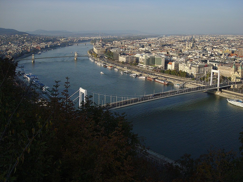 Aussicht ber Budapest mit Donau. Aufnahme vom Burgberg Buda aus, 19. Okt. 2008, 16:03