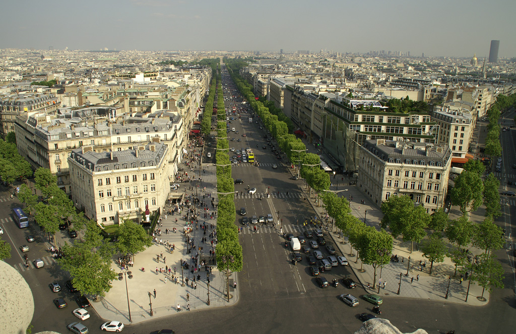 Avenue des Champs Elyses, aufgenommen vom Dach der Arc de Triomphe, 4.5.2011.