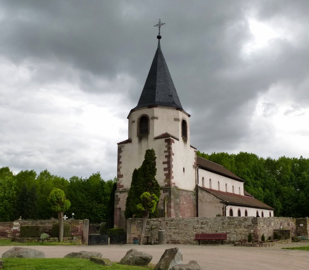 Avolsheim, der Dompeter (Domus Petri), wurde 1049 von Papst Leo IX. geweiht und gehrt zu den ltesten Kirchen im Elsa, Mai 2013