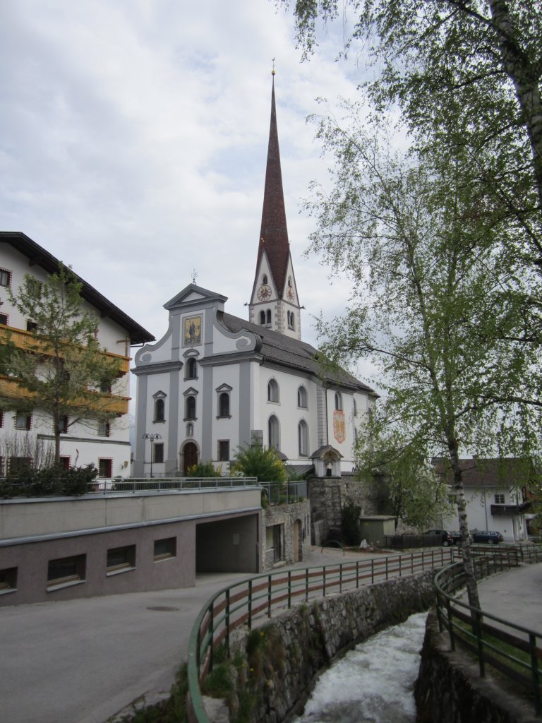 Axams, Pfarrkirche St. Johannes, erbaut von 1732 bis 1734 (01.05.2013)