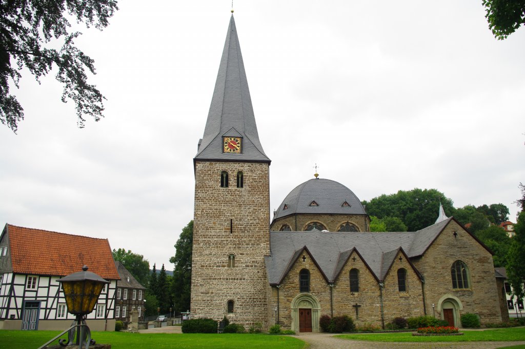 Balve, St. Blasius Kirche, erbaut ab dem 12. Jahrhundert, erweitert 1910 im neoromanischen Stil, Mrkischer Kreis (31.07.2011)