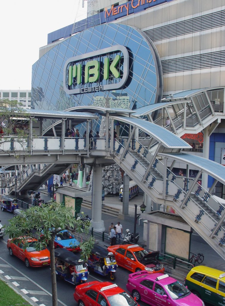 Bangkok, 14.01.2011: Ein groes Einkaufszentrum MBK am Siam Square. Mit Fugngerbrcken als Verbindung zu den Skytrainstationen und um den Fugngern ein einfaches und ungefhrliches berqueren der Straen zu ermglichen.