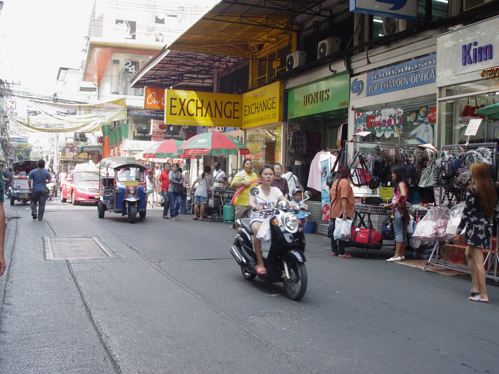 Bangkok 14.01.2011: Marktstrae gleich neben dem Baiyoke Tower.
