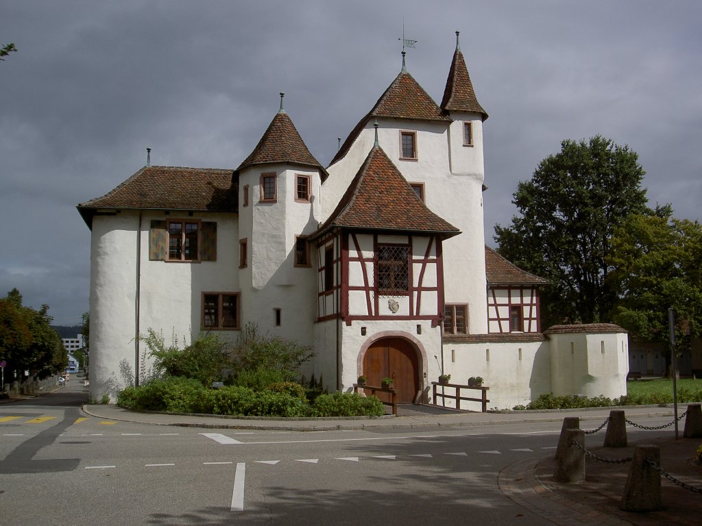 Basel, Schloss Pratteln, erbaut im 13. Jahrhundert, umgebaut 1468 und 1557 bis 1558, einst Sitz der Herren von Eptingen, heute Heimatmuseum (25.08.2012)