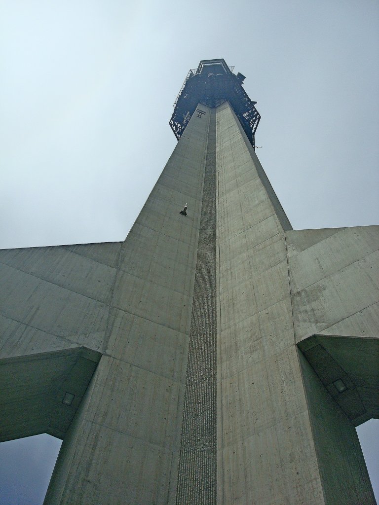 Basel-St.Chrischona, der 251m hohe Fernsehturm hat leider keine Aussichtsplattform und ist fr Besucher gesperrt, Juli 2011