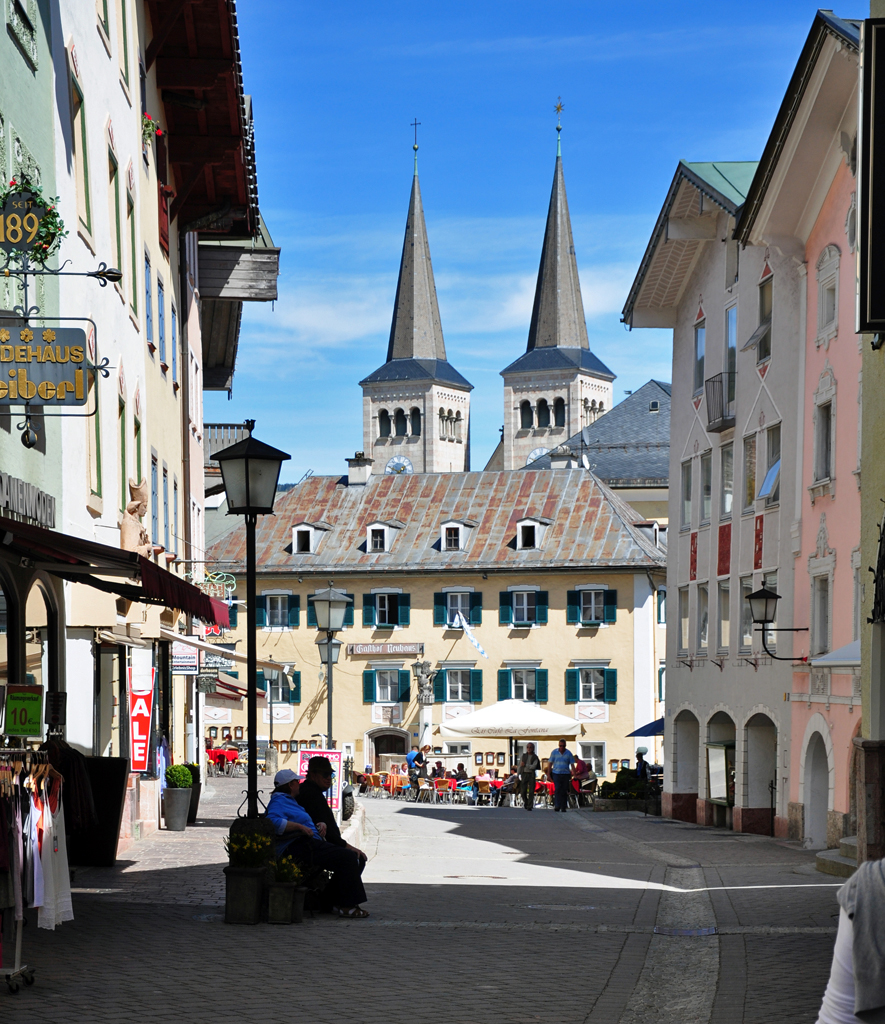 Berchtesgaden - Altstadt mit den Trmen der Stiftskirche im Hintergrund - 26.04.2012