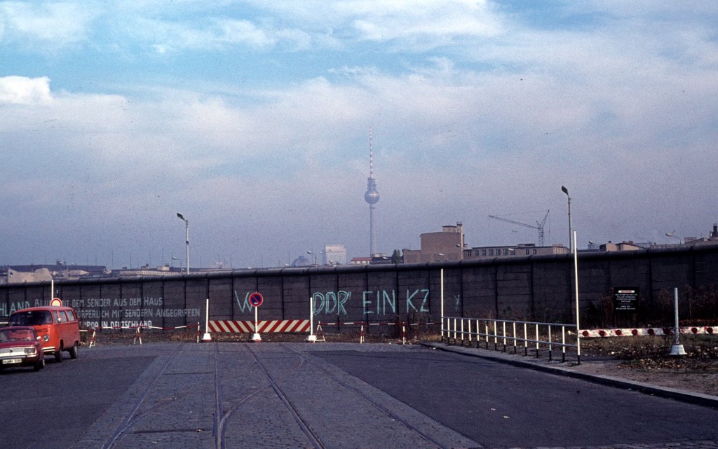 Berlin am 2. November 1973: Die Berliner Mauer am Potsdamer Platz, der vor dem Zweiten Weltkrieg der verkehrsreichste Platz in Europa war. Zur Zeit der Aufnahme zeugten nur die abgebrochenen Strassenbahngleise auf die ehemalige Bedeutung des geschichtstrchtigen Platzes. - Im Hintergrund sieht man den Ostberliner Fernsehturm, der 1965-1969 errichtet wurde.