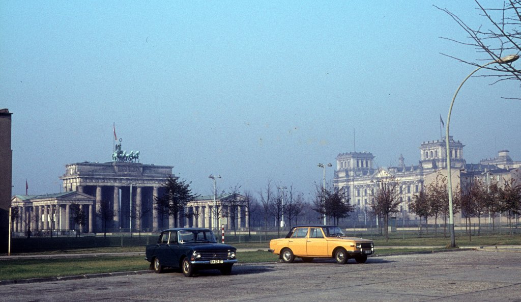 Berlin am 3. November 1973: Zwei geschichtstrchtige Bauwerke, links das  Brandenburger Tor, 1789-1791 errichtet, rechts das Reichstagsgebude von den Jahren 1884-1894.