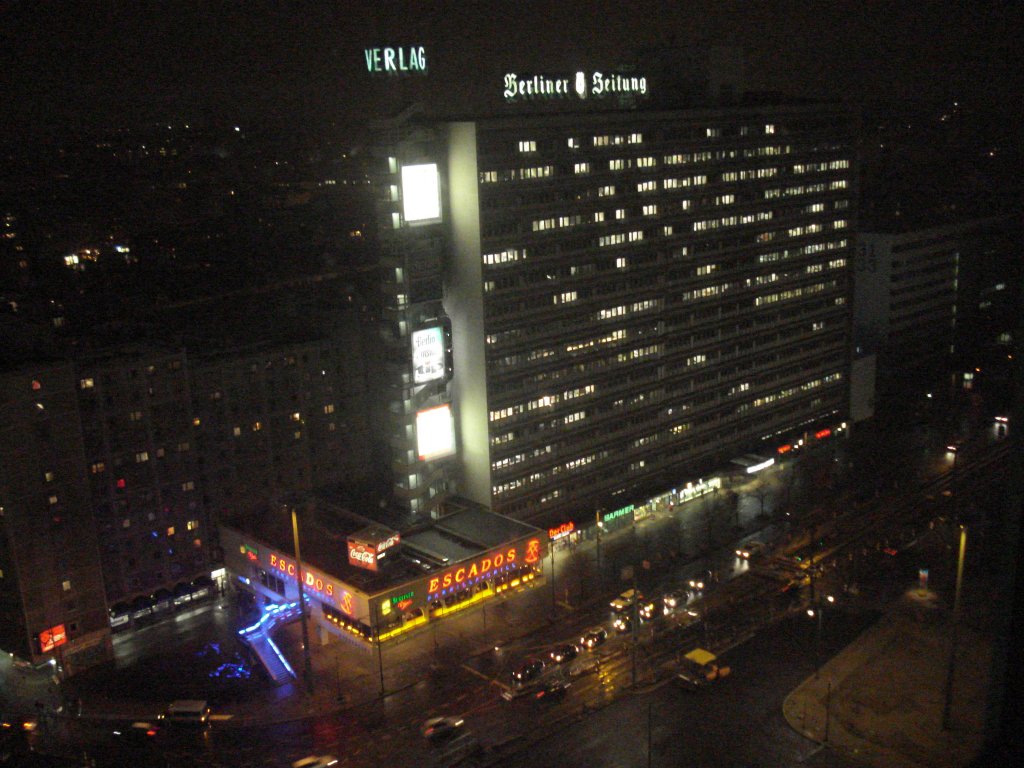 Berlin am 9.2.2007: Blick aus dem Hotel Park Inn am Alexanderplatz auf die Karl-Liebknecht-Str. um 19 Uhr