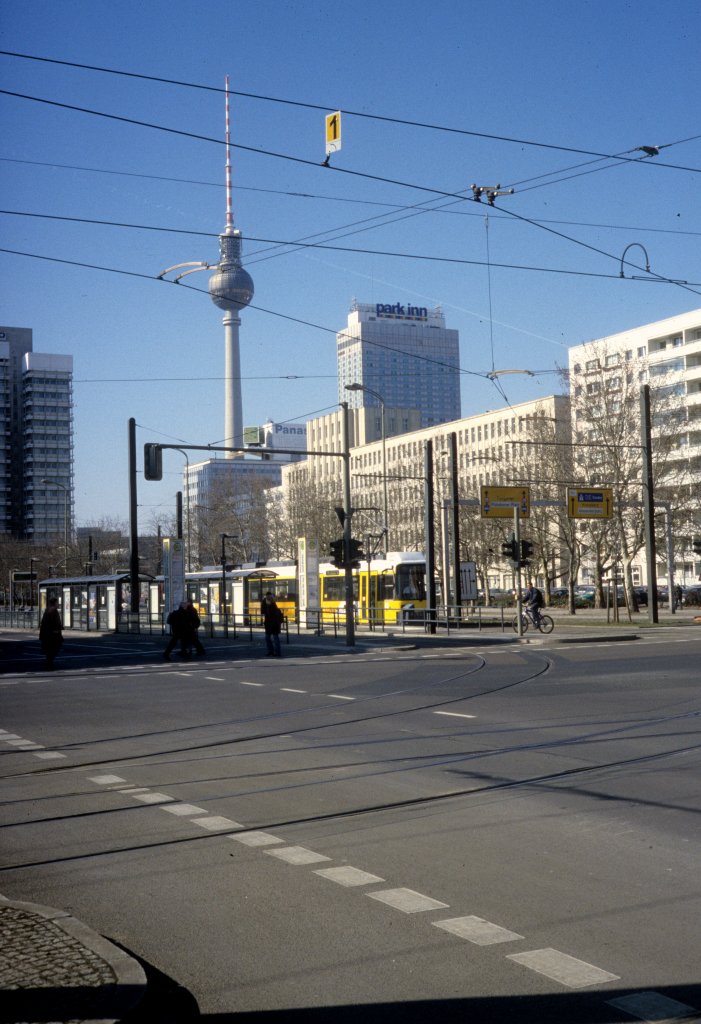 Berlin im Mrz 2005: Otto-Braun-Strasse / Mollstrasse. Im Hintergrund der Fernsehturm (am Bahnhof Alexanderplatz / an der Gontardstrasse) und Hotel Park Inn (am Alexanderplatz).