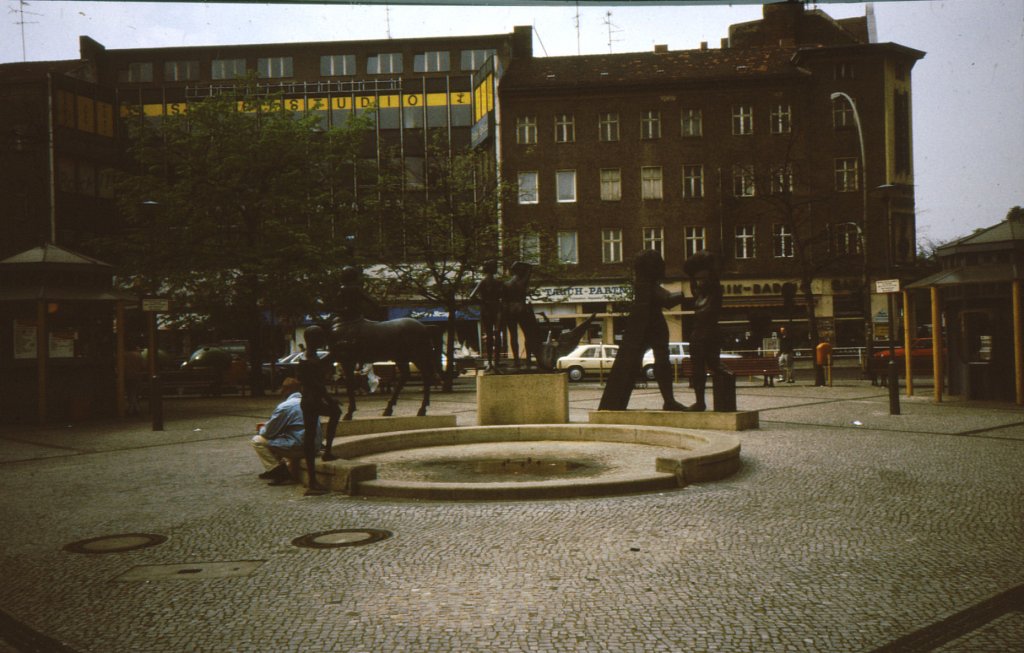 Berlin-Neuklln, Karl-Marx-Platz, Brunnen von Hartmut Bonck (1986)