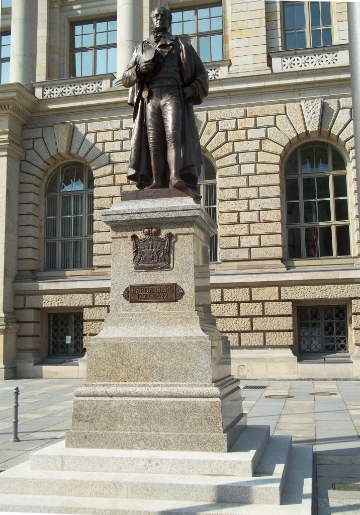 Berlin, Niederkirchnerstrae, Bronze-Denkmal Freiherr von Hardenberg, 1907 von Martin Goetze, ursprnglich auf dem Dnhoffplatz, heute vor dem Abgeordnetenhaus (24.08.2011)
