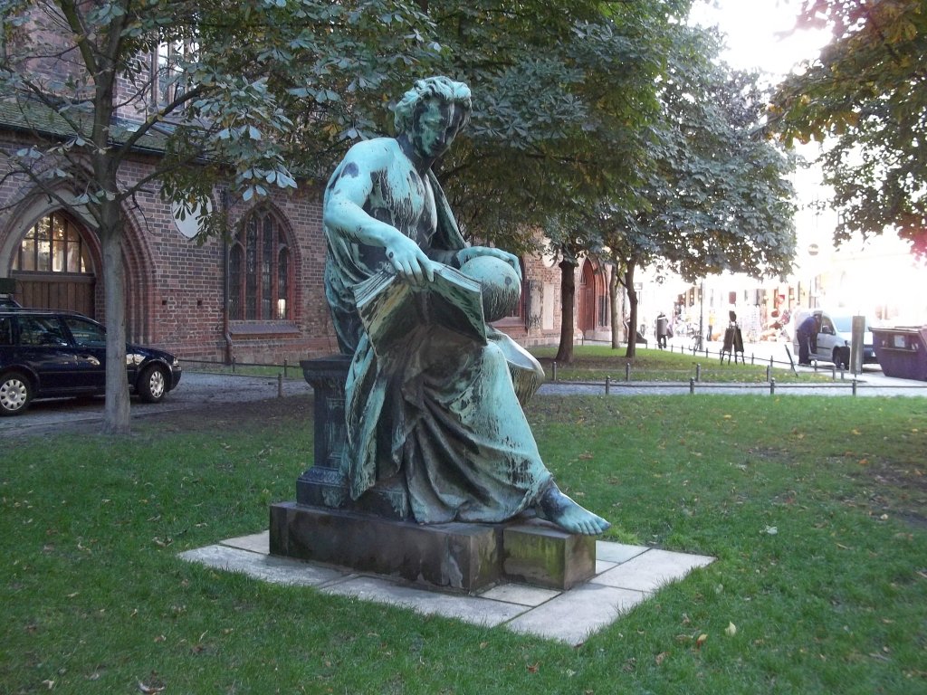 Berlin, Nordseite der Nikolaikirche, Skulptur 'Allegorie der Wissenschaft' (12.10.2011)