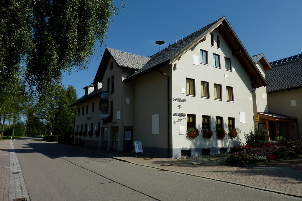 Bernau im Hochschwarzwald, der Luftkurort liegt in einem weiten 900m hochgelegenen Tal, das Rathaus beherbergt auch das Hans-Thoma-Kunstmuseum, der berhmte Schwarzwaldmaler (1839-1924) ist Ehrenbrger des Ortes, Aug.2011
