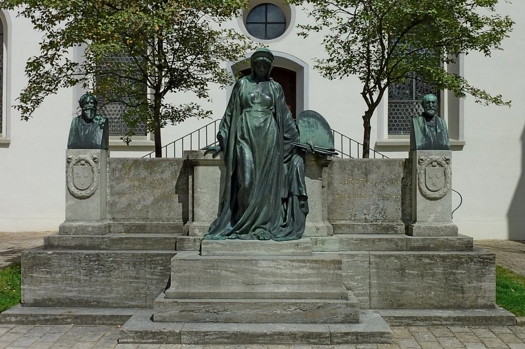 Biberach, Denkmal fr die Maler Braith und Mali vor dem Stadtmuseum, Aug.2012