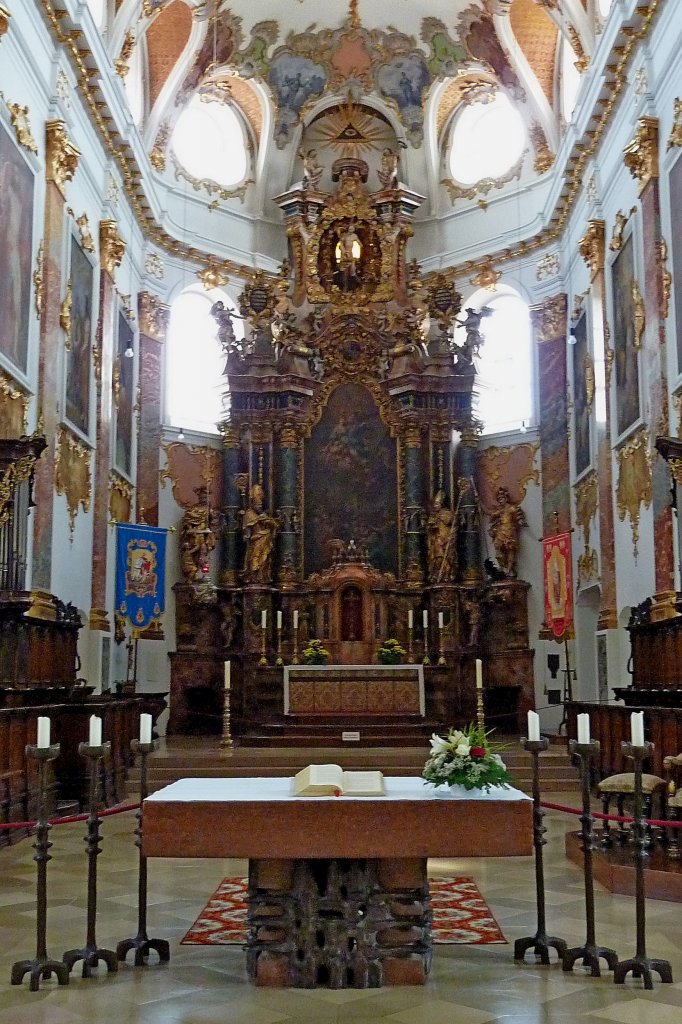 Biberach, der Hochaltar im Chor der St.Martin-Kirche, Aug.2012
