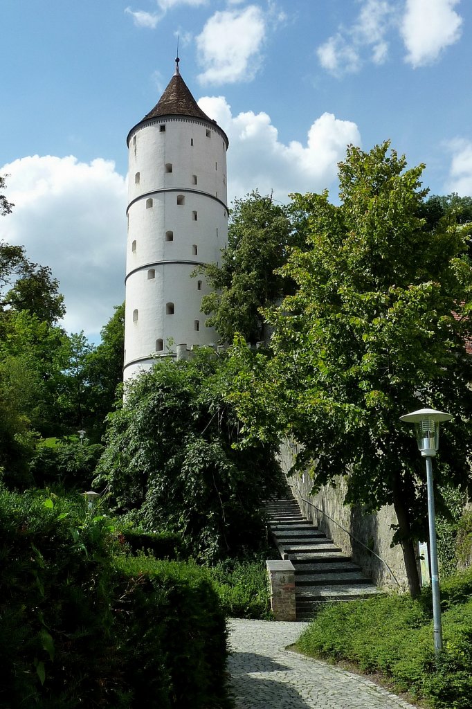 Biberach, der Weie Turm im Stadtgarten, Teil der mittelalterlichen Stadtbefestigung, Aug.2012