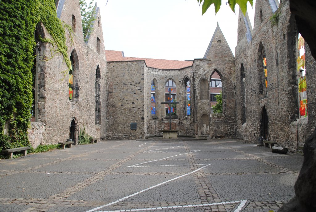 Bild von Ihnnenhof der Aegidienkirche in Hannover. Die in zweiten Weltkrieg ausgebomt wurde und nicht wieder aufgebaut wurde. Sie ist heut zu Tage ein Manmal.Aufnahme von 26.07.2010.