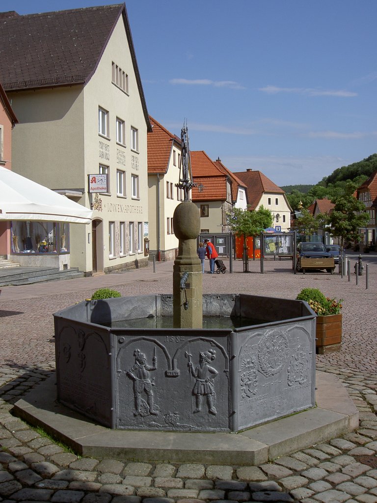 Bischofsheim, Marktbrunnen am Marktplatz (16.06.2012)