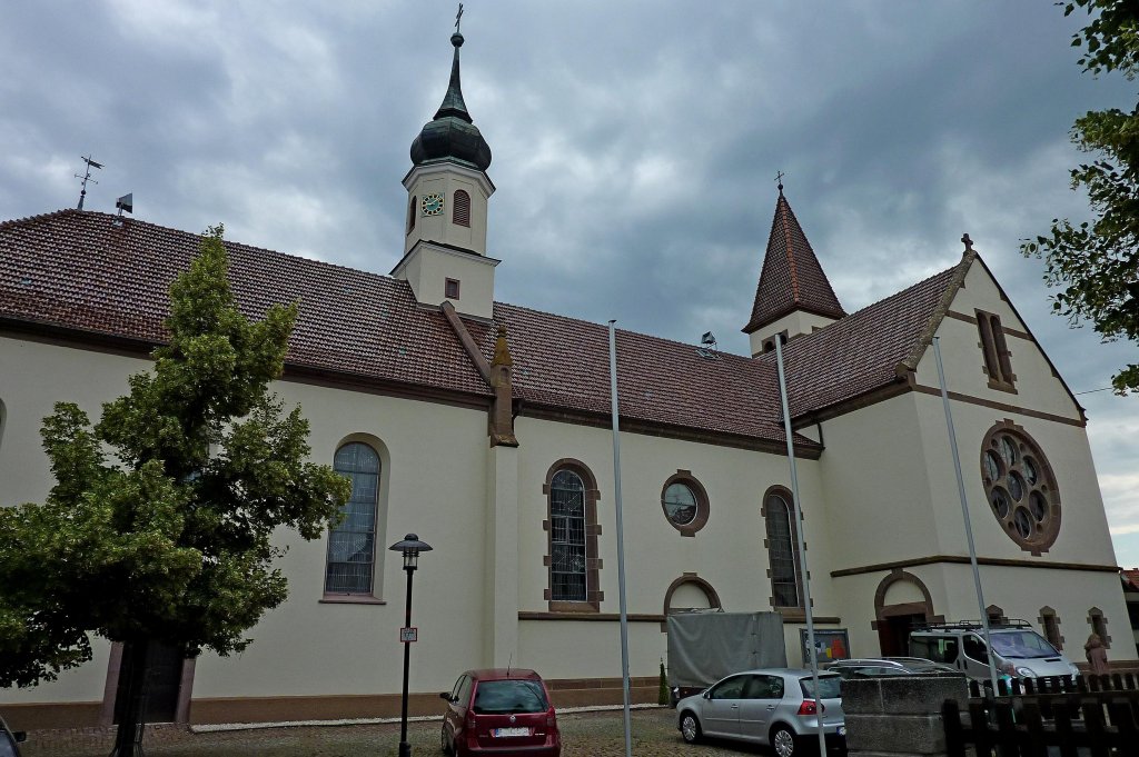 Bisingen an der Schwbischen Alb, die 1902 erbaute Kirche St.Nikolaus mit dem gotischen und romanischen Turm ist das Wahrzeichen des Ortes, Juli 2011