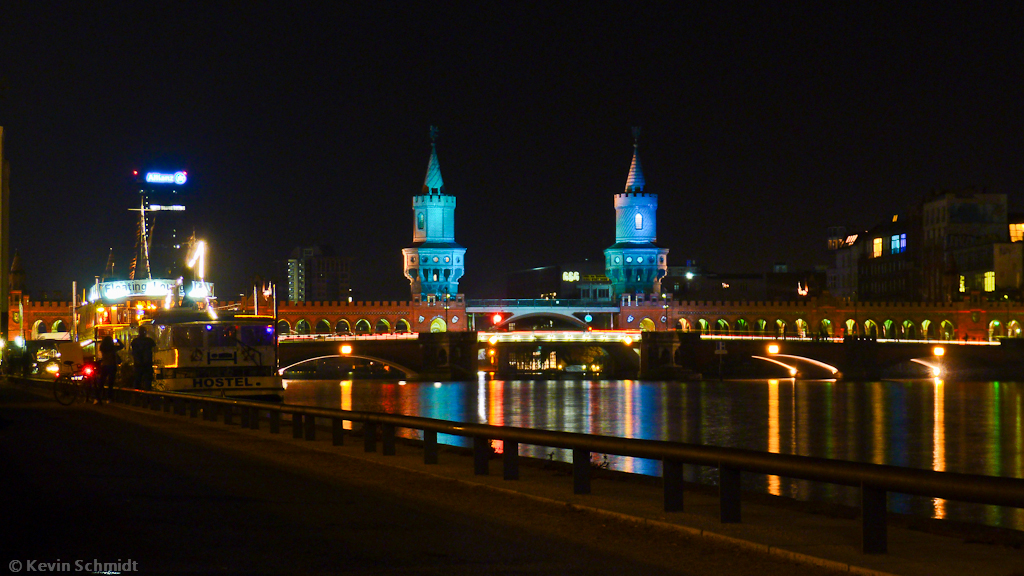 Blau beleuchtete Oberbaumbrücke in Berlin zum <a href= http://festival-of-lights.de/ >Festival of Lights</a>, 19.10.2012.