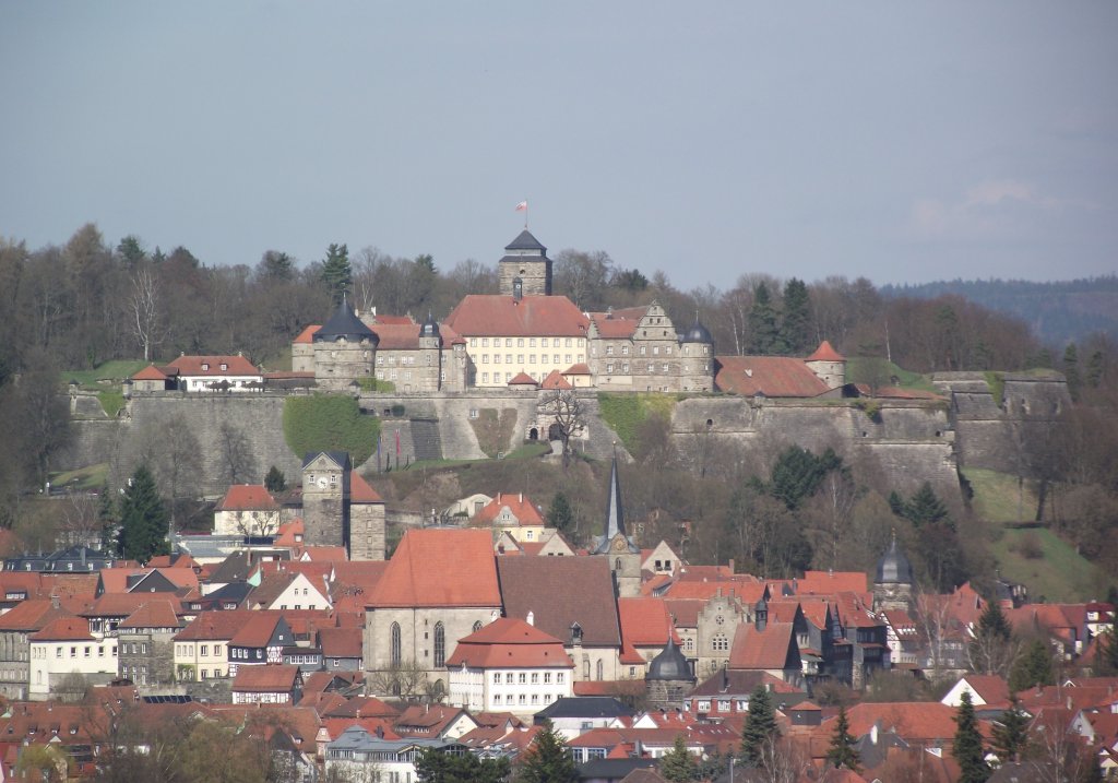 Blick am 2. April 2011 ber die Kronacher Altstadt auf die Festung Rosenberg. Unterhalb der Festung ist noch die Stadtpfarrkirche  St. Johannes der Tufer  zu sehen.