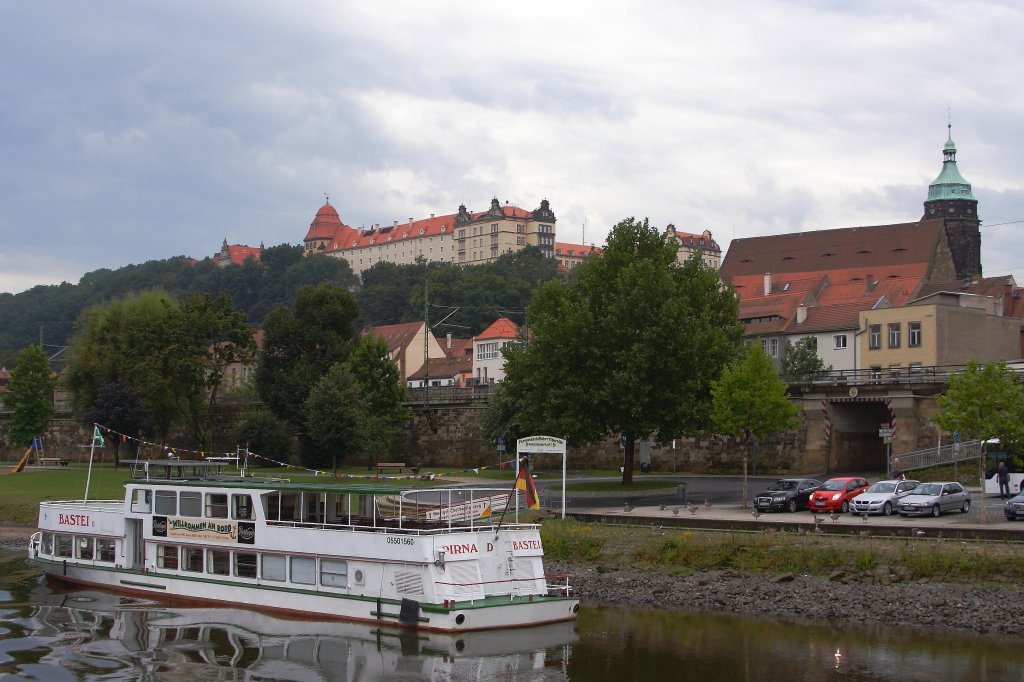 Blick am 30.08.2012 vom Personendampfer  Meissen  auf die Stadt Pirna. Das Gebude auf dem Berg ist Schlo  Sonnenstein  und an der Anlegestelle ist das Motorschiff  Bastei  zu sehen.