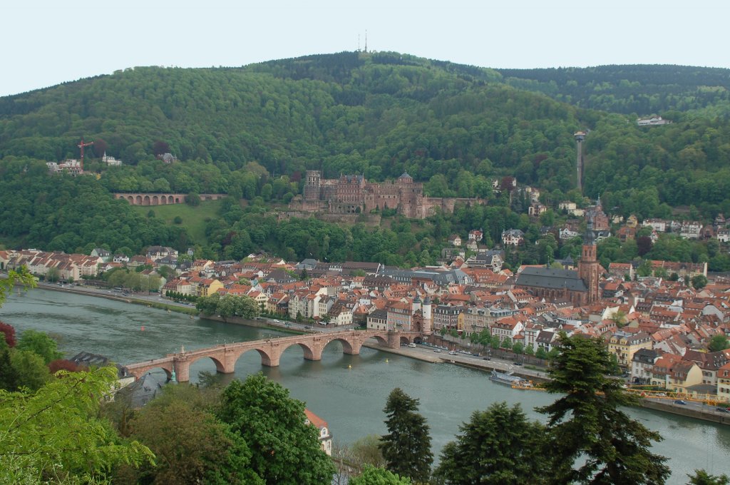 Blick auf die alte Brcke, die Heidelberger Altstadt, das Schloss und den Knigsberg. Aufgenommen aus der Sicht von dem Philosophenweg, am 4. Mai 2010.


