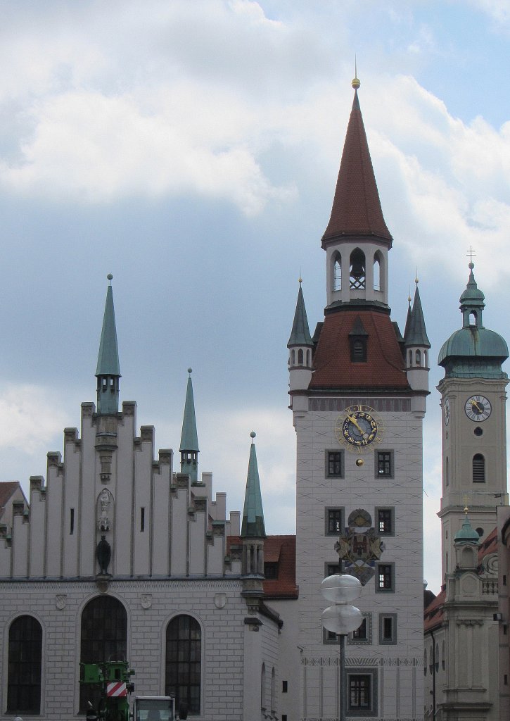 Blick auf das Alte Rathaus in Mnchen am Marienplatz. Heute befindet sich dort das Spielzeugmuseum von Ivan Steiger. Die Aufnahme entstand am 18. Mai 2013.