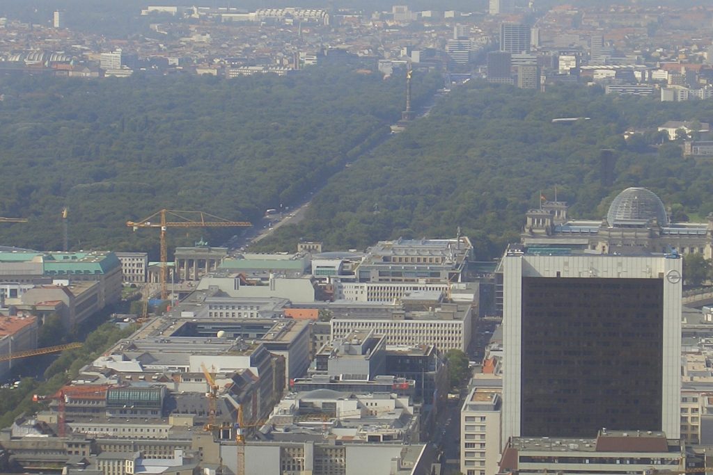 Blick auf die City von Berlin mit der Strae des 17. Juni und dem Brandeburger Tor (05.09.05)