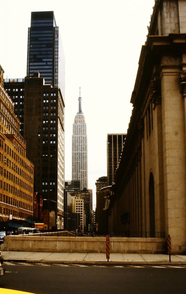 Blick auf das Empire State Building von der Penn Station aus durch die 33. Strae am 8. August 1988.