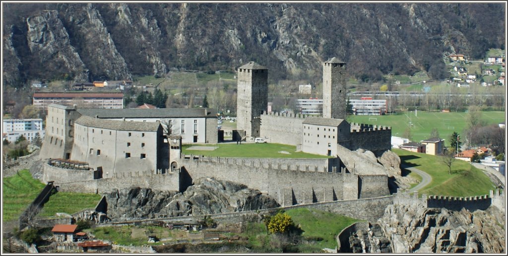 Blick auf den Innenhof des Castelgrande-die lteste der drei Burgen in Bellinzona- von Castello di Montebello.
(21.03.2011)