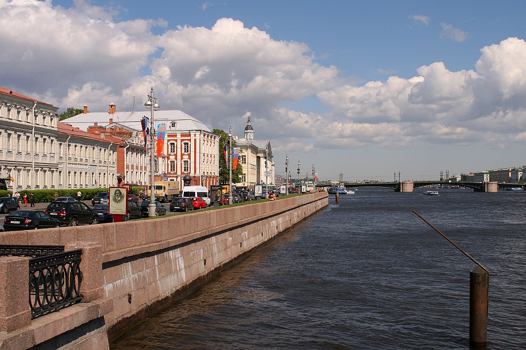 Blick auf die Uferpromenade der Newa in Sankt Petersburg. Aufnahme vom 25.05.2009.